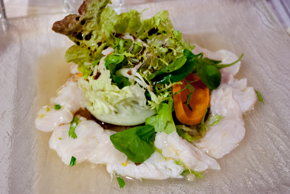 Cevicheto de pescado (poisson cuit au citron vert et épices, salade et patates douces)