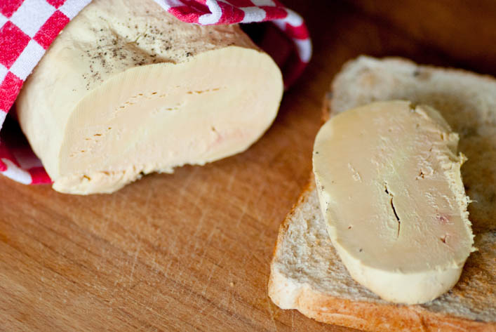 Foie gras facile sans cuisson cuit au sel sur la Godiche