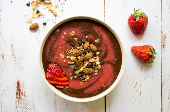Smoothie bowl chocolat fraise - Nana icecream banane chocolat - recette healthy pour le petit déjeuner sur la Godiche