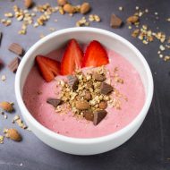 Smoothie bowl à la fraise, nana ice cream, recette facile et rapide pour le petit-déjeuner sur la Godiche